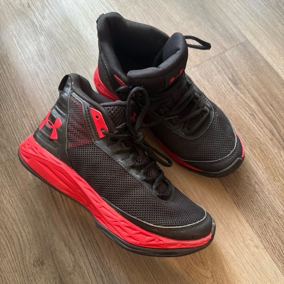 Under Armour Black and Red Athletic Shoes 4Y - Picture 1 of 4